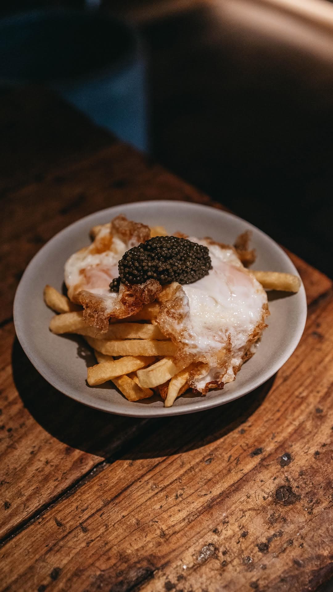 Huevos fritos con caviar y patatas